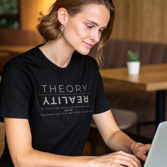 Theory vs. Reality T-Shirt – Witziges Motivationsshirt | Selbstironie | Mindset T-Shirt | Minimalistisches Design | Unisex T-Shirt