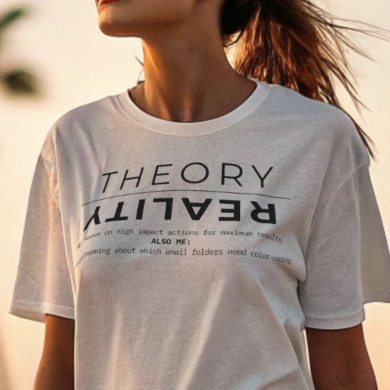 Theory vs. Reality T-Shirt – Witziges Motivationsshirt | Selbstironie | Mindset T-Shirt | Minimalistisches Design | Unisex T-Shirt