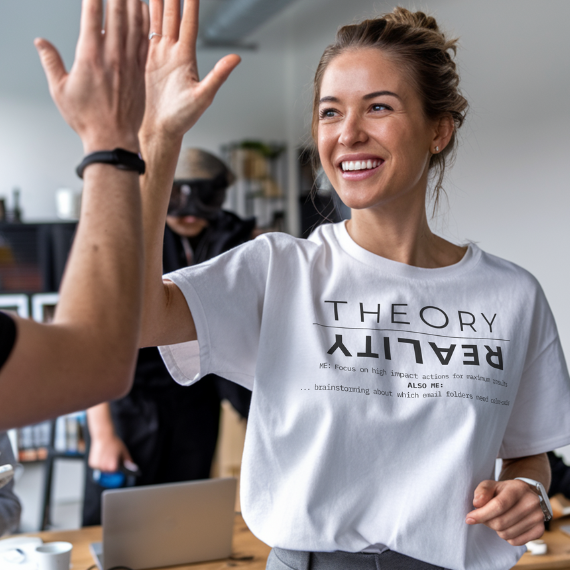 Theory vs. Reality T-Shirt – Witziges Motivationsshirt | Selbstironie | Mindset T-Shirt | Minimalistisches Design | Unisex T-Shirt