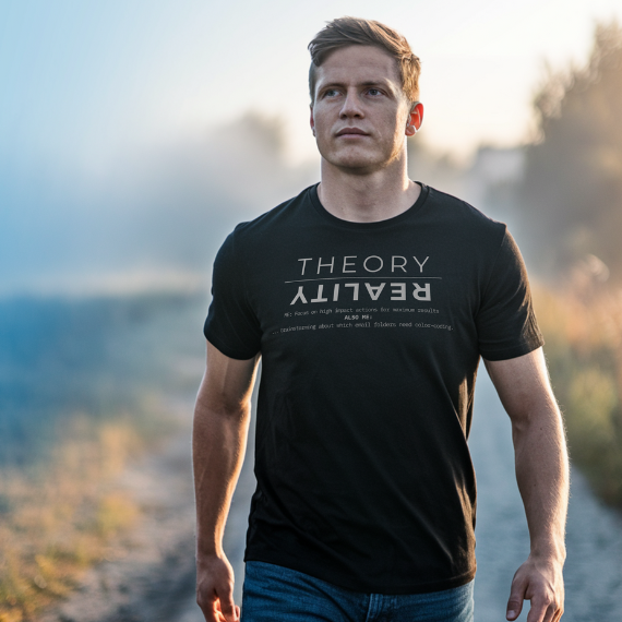 Theory vs. Reality T-Shirt – Witziges Motivationsshirt | Selbstironie | Mindset T-Shirt | Minimalistisches Design | Unisex T-Shirt