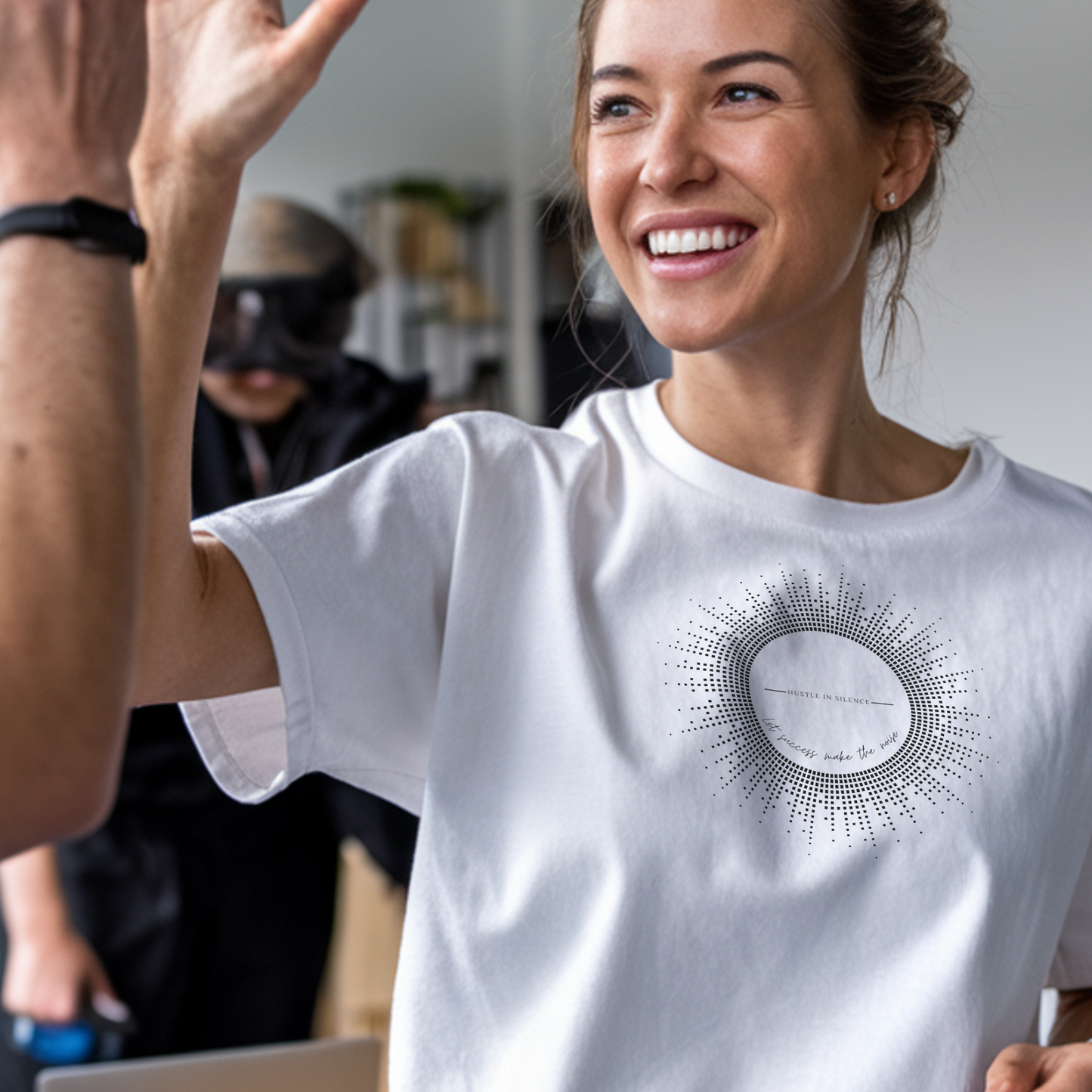 Hustle in Silence T-Shirt – Motivationsshirt | Erfolg, Mindset, Fokus | Minimalistisches Design | Inspirierendes Shirt | Unisex T-Shirt