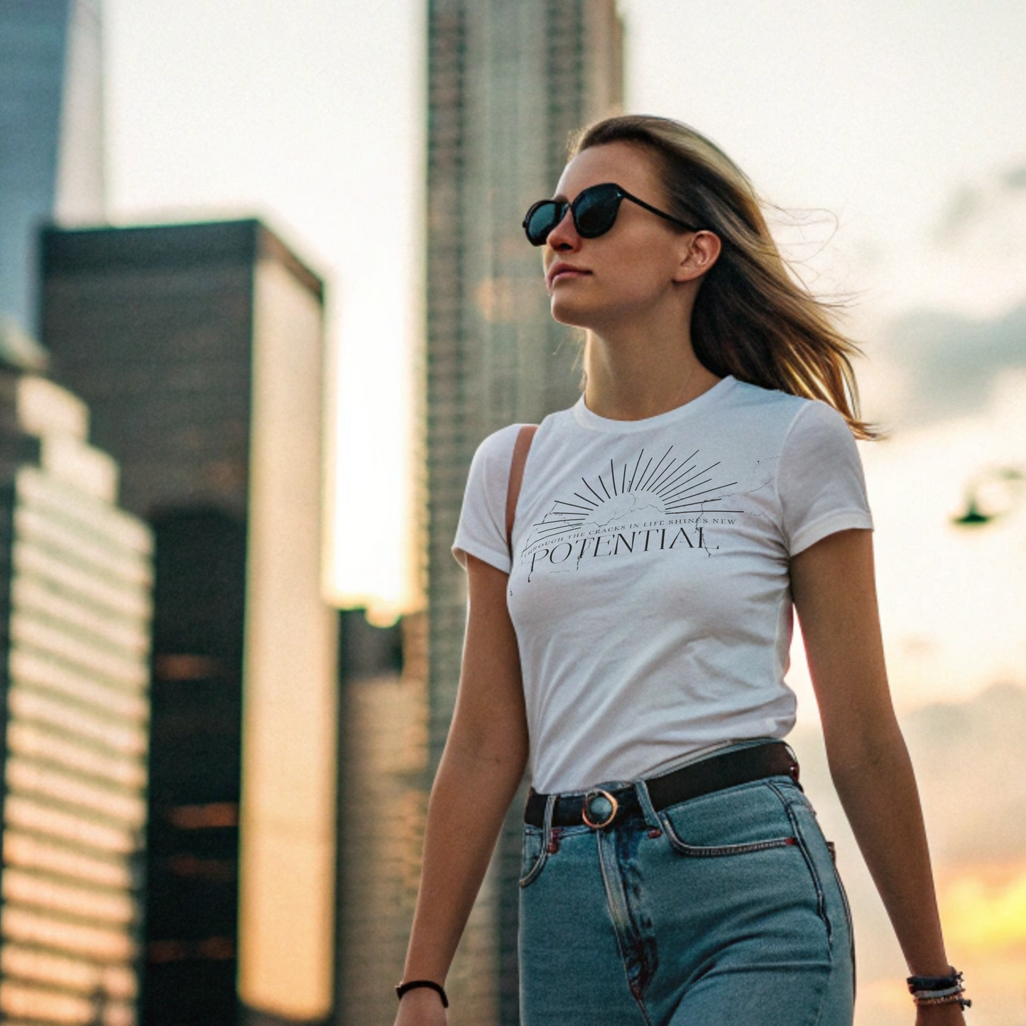 Through the cracks in life shines new potential T-Shirt | Inspiration | Mindset | Wachstum | Resilienz | Unisex T-Shirt