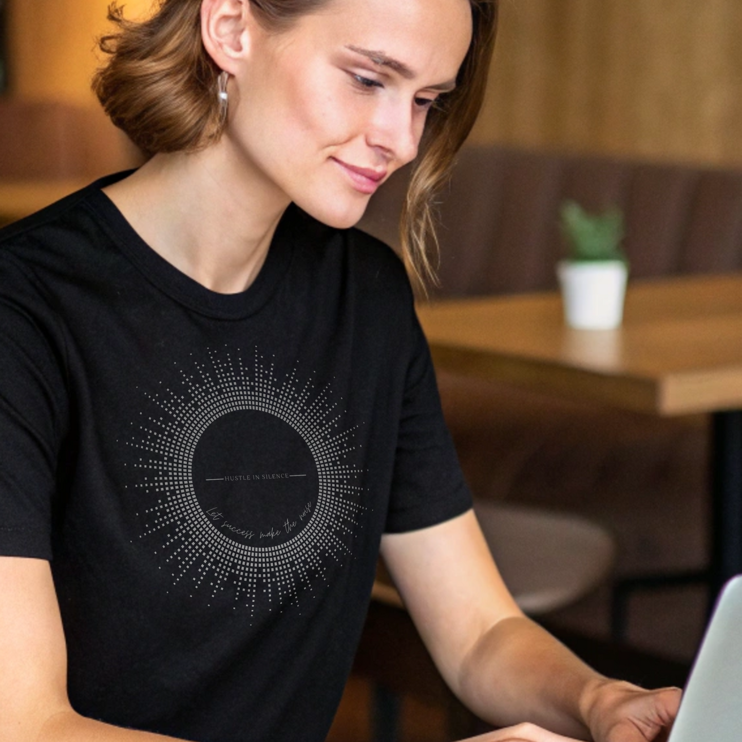 Hustle in Silence T-Shirt – Motivationsshirt | Erfolg, Mindset, Fokus | Minimalistisches Design | Inspirierendes Shirt | Unisex T-Shirt