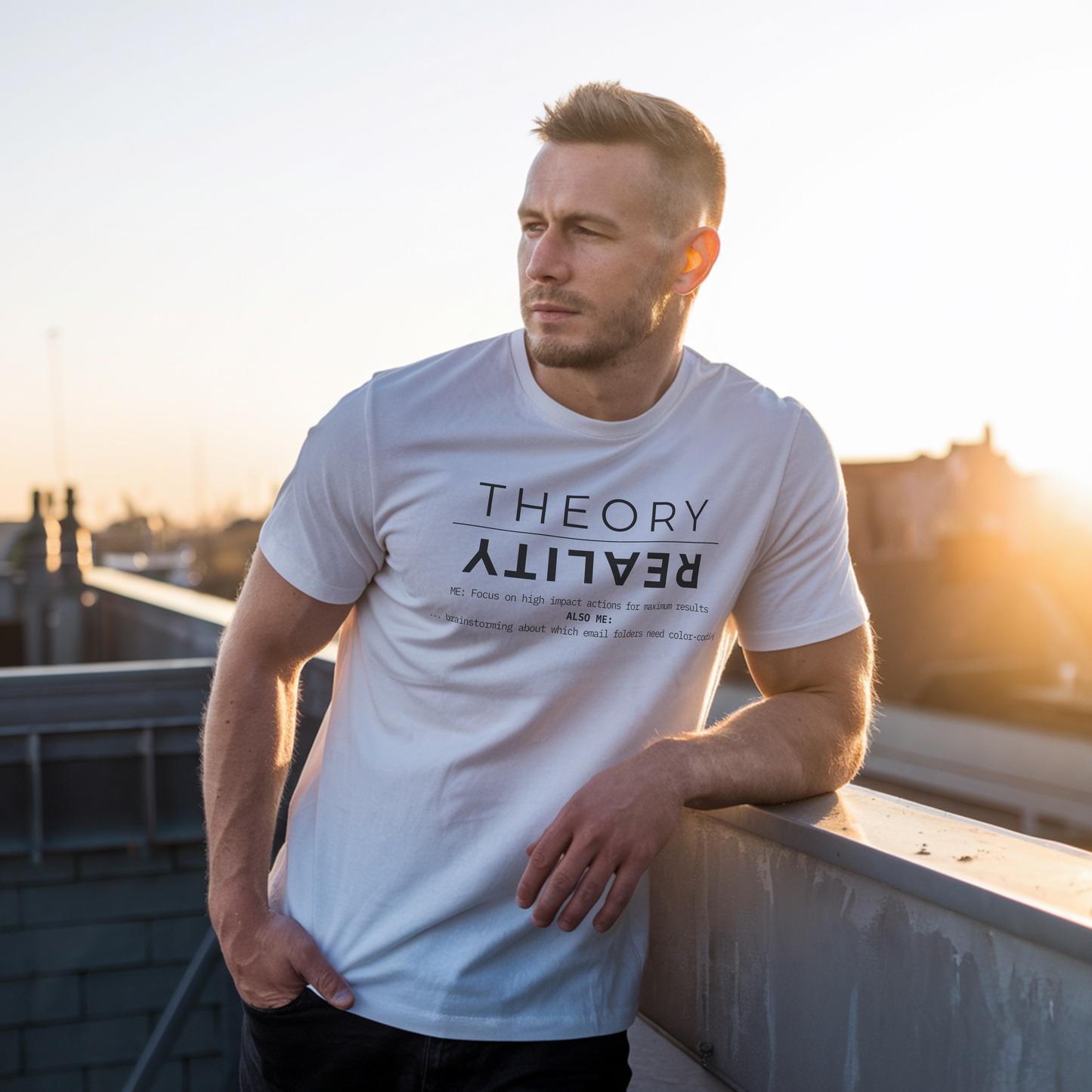 Theory vs. Reality T-Shirt – Witziges Motivationsshirt | Selbstironie | Mindset T-Shirt | Minimalistisches Design | Unisex T-Shirt