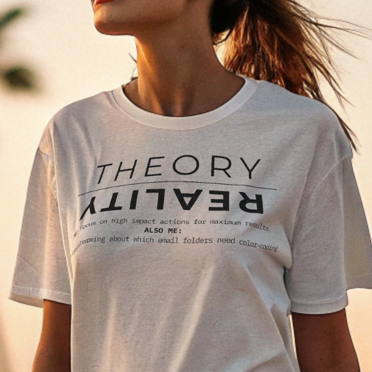 Theory vs. Reality T-Shirt – Witziges Motivationsshirt | Selbstironie | Mindset T-Shirt | Minimalistisches Design | Unisex T-Shirt