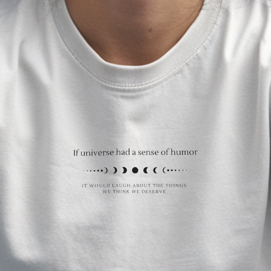 If Universe Had a Sense of Humor T-Shirt – Inspirierendes Design | Minimalistisches Mondphasen Motiv | Urban Streetwear | Mindset T-Shirt