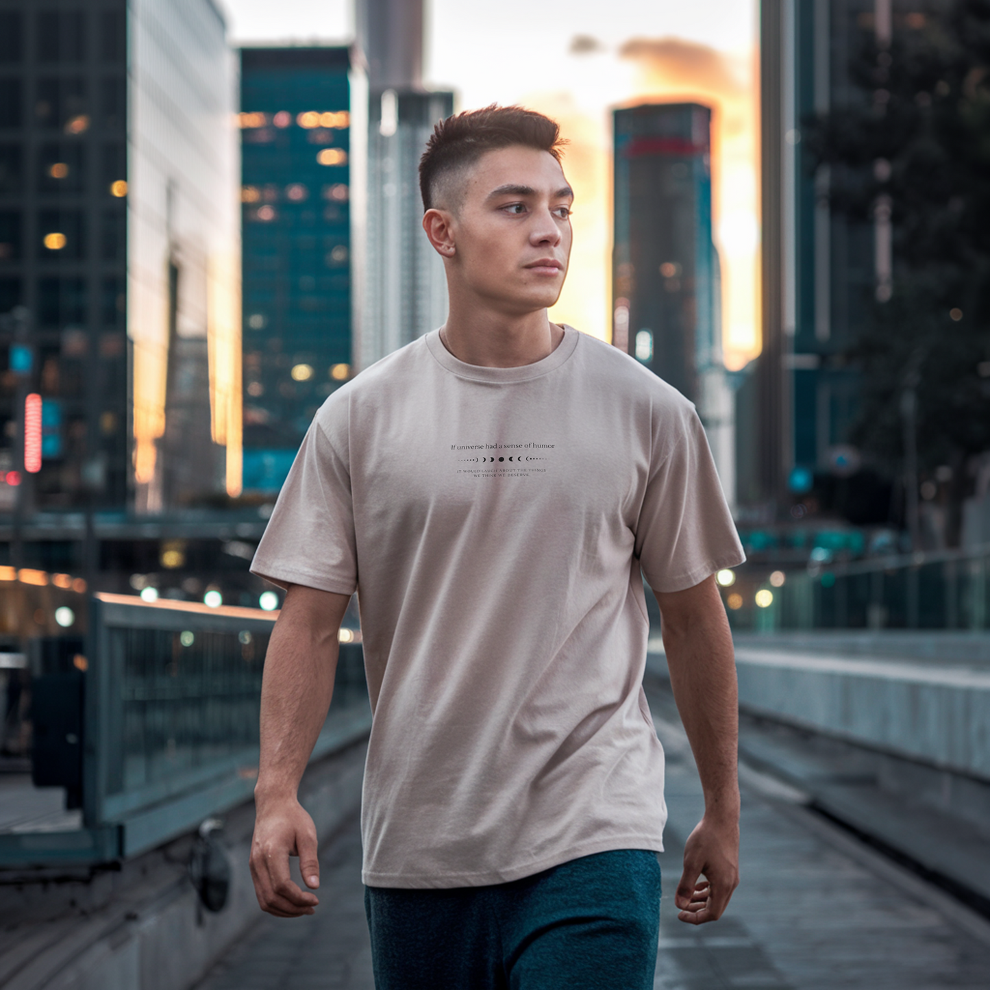 If Universe Had a Sense of Humor T-Shirt – Inspirierendes Design | Minimalistisches Mondphasen Motiv | Urban Streetwear | Mindset T-Shirt