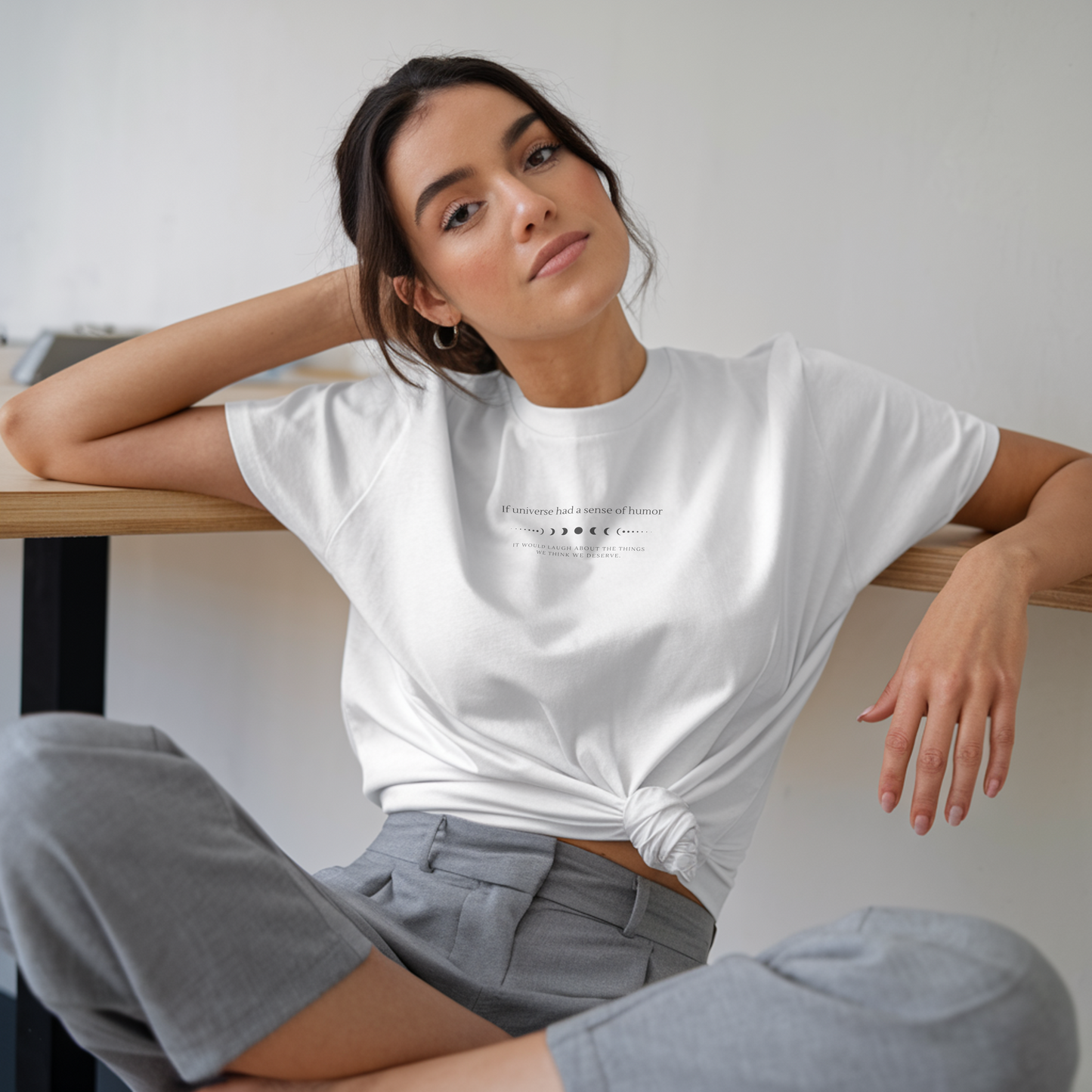 If Universe Had a Sense of Humor T-Shirt – Inspirierendes Design | Minimalistisches Mondphasen Motiv | Urban Streetwear | Mindset T-Shirt